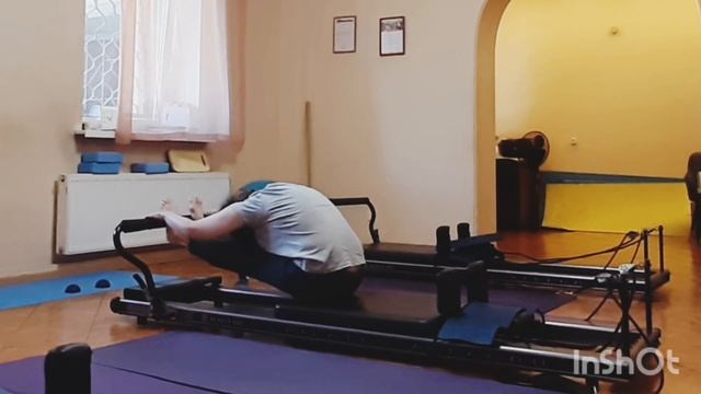 Тренировка на тренажёре пилатес реформер.