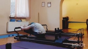 Тренировка на тренажёре пилатес реформер.