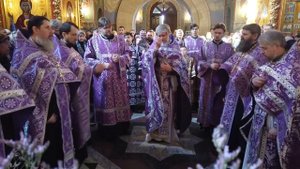 Кресту Твоему поклоняемся Владыко, и Святое Воскресение Твое Славим.