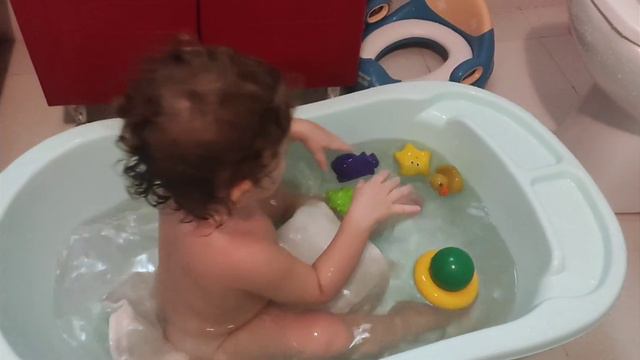 новая игра - сидеть в коробке. ванночка пригодилась только сейчас #babygirl #моядочь #маминарадость