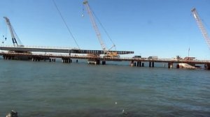 25.07.2017 Передвижение гусеничного крана по рабочему мосту на строительстве Крымского моста