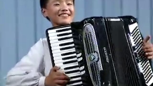 North Korean Boy Playing Accordion 北朝鮮少年アコーデオン独奏 смотреть онлайн