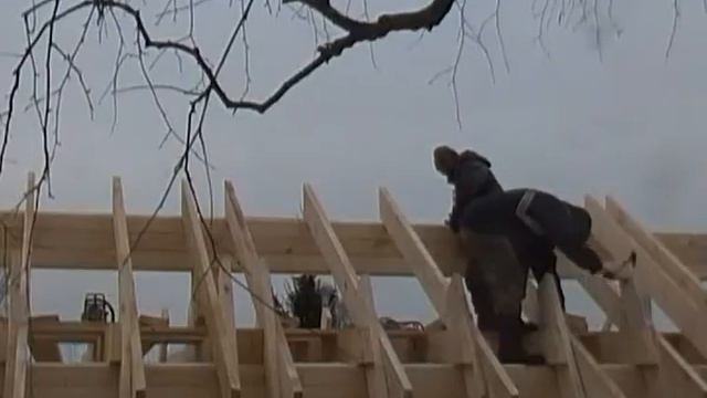 Дом из клееного бруса. Часть 12. Монтаж ригелей и конька ломаной кровли смотреть онлайн