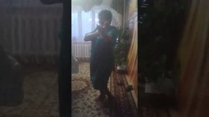 55-летняя женщина танцует под зажигательную мелодию как молодая