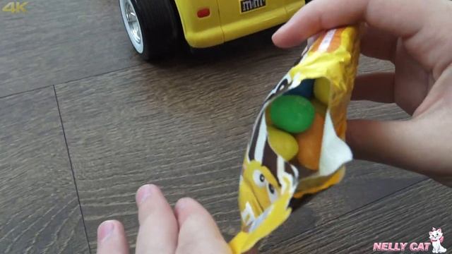 Машина M&M’s Обзор на игрушку M&M Race Car with Flames TOY