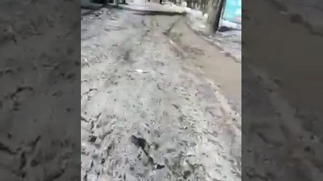 В Белогорске машина с ребенком в салоне снесла столб и забор парка, 1