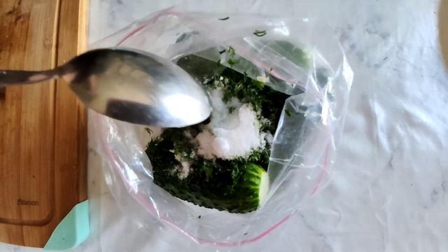 Малосольные огурцы, очень хрустящие.Быстрый рецепт.Qarsildoq bodring tuzlash. смотреть онлайн