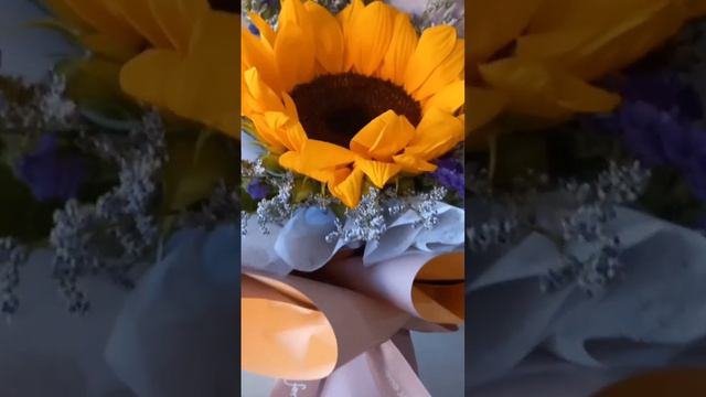 Sunflower mini bouquet #freshflowers #bouquet #bouquetwrapping #sunflower #flowershopvlog