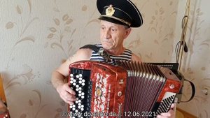 В одном красивом месте, На берегу реки, Стоял красивый домик, В нем жили рыбаки.