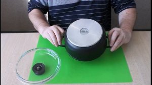 Литая кастрюля с антипригарным покрытием.