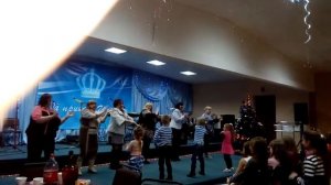 Новый год. Танец бабушки и внучки