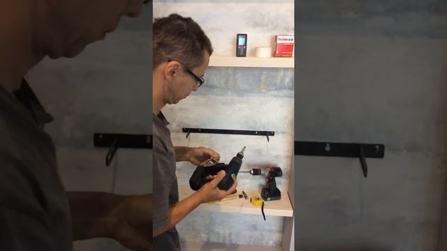 Парящие Полки из Массива в Нише