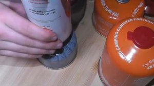 Заправка туристического газового баллончика при помощи переходника (адаптера)