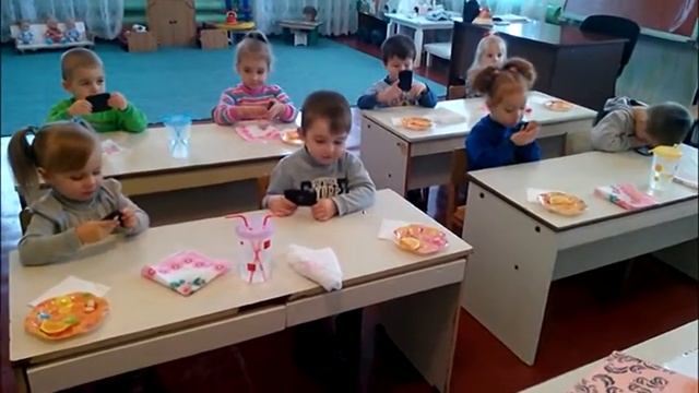 Молодша група "Колобок". Вихователь Гусаренко Н.С. смотреть онлайн