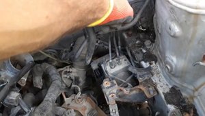 Снятие двигателя 1.8 Mazda Premacy 2000г
