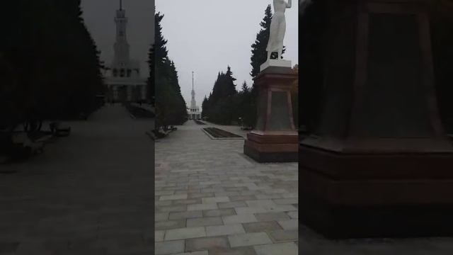 Дорога через парк Дружбы с Ленинградки на пристань Северного Речного вокзала в Москве в России смотреть онлайн