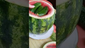 Огурцы в арбузе...!#огурцы#арбуз#малосолим#вкусно#дома#татьяна#кондрашова#соль#чеснок