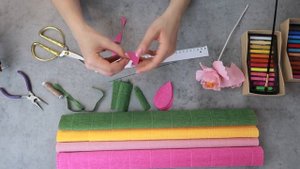 Простой цветок из гофрированной бумаги с конфеткой.