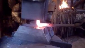 Ковка окончания (запятая) волюты на молоте.