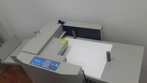 Автоматический биговщик-перфоратор с вакуумной подачей.