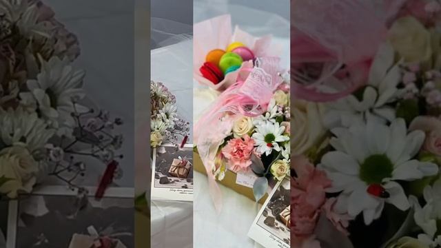 Цветы с пирожными макаронс #подарок #сладкийбукет #букетдлялюбимой #цветымосква #макарони #макаронс