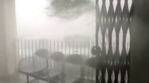 Мощный ураган уже несколько дней разрушает индийские города.