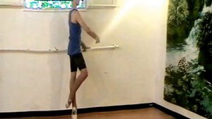 Battement soutenu с подъёмом на полупальцы носком в пол.