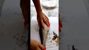 Судака чистить просто, чешуя не летит.