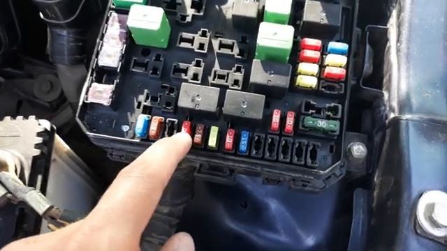 Замена предохранителя звукового сигнала MITSUBISHI LANCER X под капотом смотреть онлайн