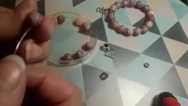 Браслет на резинке из бусин