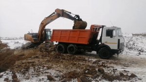 Возим глину в карьере на Мазе 5516 по 25тон Сильно прилепает глина к кузову, делаем подсыпку песком