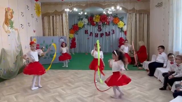 Лёгкий детский танец с лентами смотреть онлайн