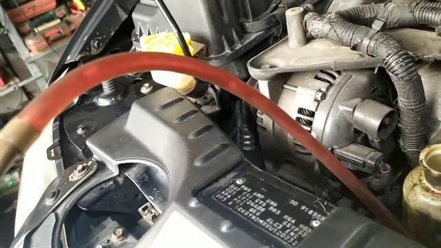 Замена масла в ГУР Chrysler Voyager IV 2.5 CRD / Changing the oil in the power steering system смотреть онлайн