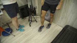 Кроссовки Asics и HOKA для бега.