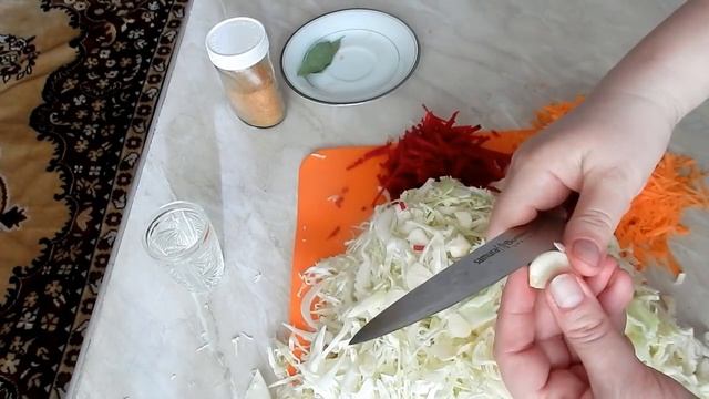 Новогодние рецепты Маринованная капуста быстрого приготовления со свеклой в банке видео рецепт смотреть онлайн