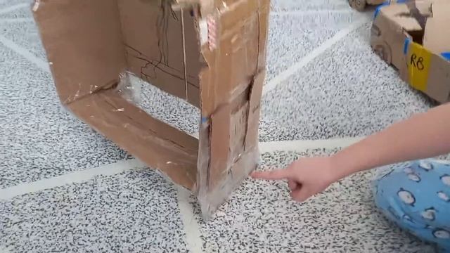 Большой робот из картона смотреть онлайн