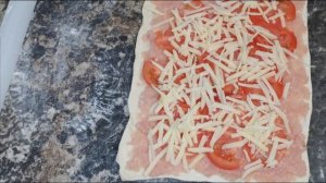 Рулетики из слоеного теста с курицей, помидорами и сыром.Просто, быстро и вкусно! Никаких заморочек
