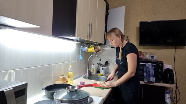 Покупки, Суп с кислой капустой, Крылышки с картошкой в духовке, Макароны по-флотски, Альма и носок) смотреть онлайн