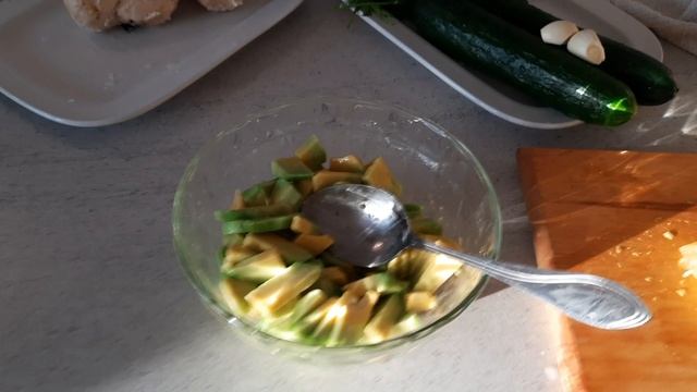 Полезный салат с куриной грудкой и авокадо