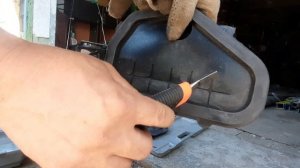 Установка уплотнителя на лобовое, грязезащитных заглушек на рулевые тяги и опорных подшипников