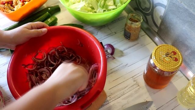 Айсберг салата с маринован лук и запечени в сол орехи смотреть онлайн