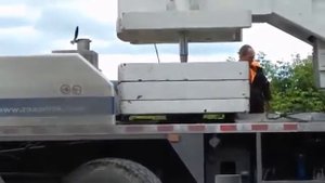 Кран Zoomlion QY80V вешает противовес 8,5 тонн