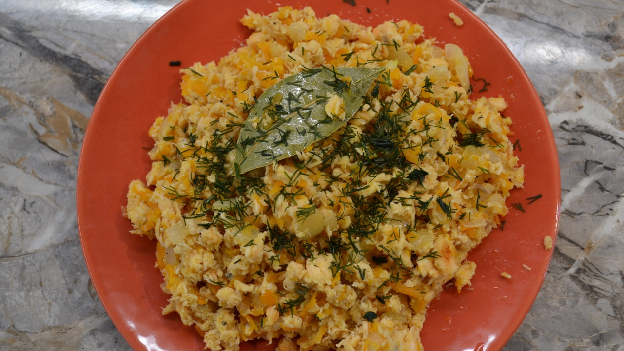 Красная рыба с морковью и луком смотреть онлайн