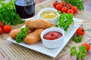 КАК ПРИГОТОВИТЬ СОСИСКИ В КЛЯРЕ НА ПАЛОЧКЕ