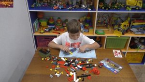 Видео для детей. Собираем конструктор Лего Сити 60108. Video for kids Lego City.