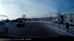 Едет под кирпич на односторонние движение.