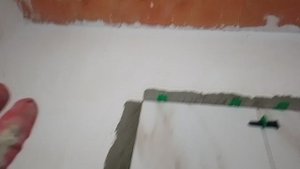 Обход дверного проёма плиткой. По уровню.