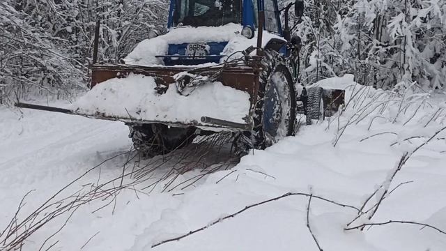 мтз, чистим дорогу в делянку
