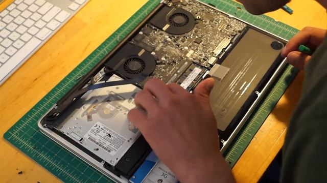 Replacing Hard Drive in Macbook Pro смотреть онлайн