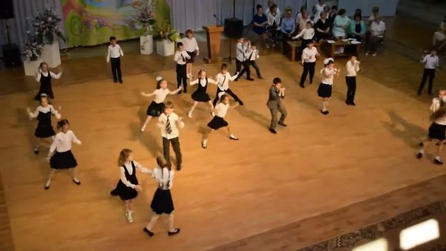 Ксения Лад выступление первых классов на Последнем звонке. смотреть онлайн